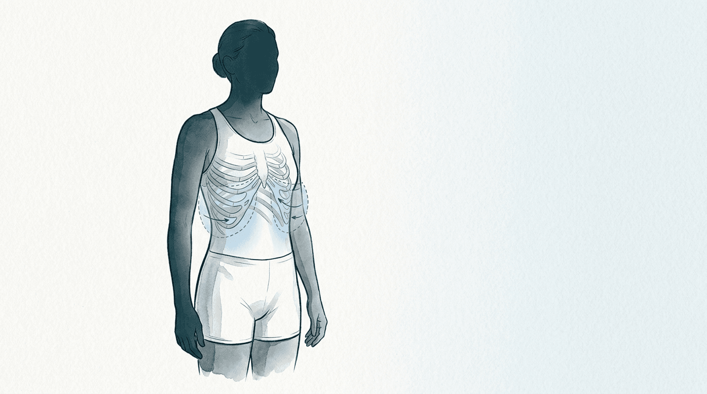 Illustrazione editoriale: disfunzione coste 7–9 bilaterali, espansione respiratoria ridotta nel nuotatore amatoriale